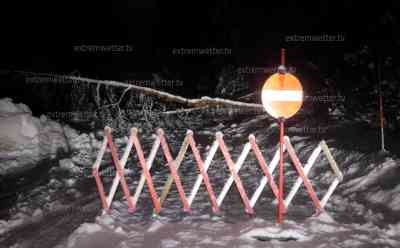 Schneechaos in Kärnten: Mehrfamilienhaus wegen Einsturzgefahr evakuiert, Schulen geschlossen, Bahnverbindungen eingestellt, auch Schienenersatzverkehr fährt nicht mehr, Straßen wegen umgestürzter Bäume unpassierbar, Stromausfälle in dutzenden Ortschaften: Einheimische können sich kaum an derart intensive Schneefälle in kurzer Zeit erinnern, Nassschnee sorgt für enorme Schneebruchgefahr, Gebäude ächzen unter Schneelasst