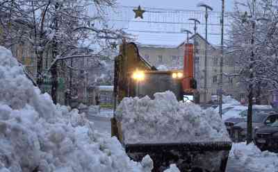 Schneechaos in Kärnten – keine Entspannung, Bezirke weiterhin im Krisenmodus: Feuerwehr muss Bäume entfernen, enorme Schneelast auf Dächern, Dächer werden ab geschaufelt, Stromleitungen ächzen unter Schneelast, 5.000 Haushalte ohne Strom, Feuerwehr kämpft sich durch Tiefschnee, schwere Radlader transportieren Schnee ab: Exklusivinterview mit Bezirkshauptmann Völkermarkt: „Wir versuchen das öster. Bundesheer dazu zubekommen. Die Pioniere sollen die Feuerwehren unterstützen“
