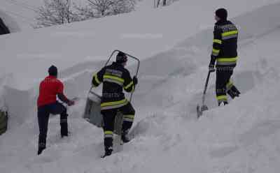 Kärnten versinkt im Schnee: Feuerwehren müssen Dächer von meterhohem Schnee befreien, über 1,50 Meter Neuschnee in 24 Stunden, Feuerwehr, Bergwacht und Anwohner schaufeln seit den Morgenstunden, Anwohner: „In einer Woche so viel Schnee, das ist schon selten.“: Feuerwehr und Bergwacht steht vor einem Kraftakt, stundenlang müssen die Kameraden Dächer von Schnee befreien