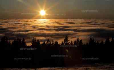 Wintermärchen im Erzgebirge – atemberaubender Wintersonnenuntergang: Wintersonne geht über Nebelmeer unter, Landschaft um den Fichtelberg zeigt sich tiefwinterlich: Zeitraffer vom Sonnenuntergang über dem Nebelmeer, tolle blaue Stunde nach Sonnenuntergang