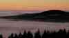Wintermärchen im Erzgebirge – atemberaubender Wintersonnenuntergang: Wintersonne geht über Nebelmeer unter, Landschaft um den Fichtelberg zeigt sich tiefwinterlich: Zeitraffer vom Sonnenuntergang über dem Nebelmeer, tolle blaue Stunde nach Sonnenuntergang