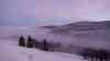 Wintermärchen im Erzgebirge – atemberaubender Wintersonnenuntergang: Wintersonne geht über Nebelmeer unter, Landschaft um den Fichtelberg zeigt sich tiefwinterlich: Zeitraffer vom Sonnenuntergang über dem Nebelmeer, tolle blaue Stunde nach Sonnenuntergang