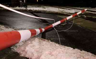 Transporter durchbricht Bahnschranke: Transporter missachtet Rotlicht und senkende Bahnschranken – Bahnschranken werden regelrecht durchbrochen, Zugverkehr für eine Stunde lahmgelegt: Transporter Fahrer unverletzt, dafür gibt es u.a. Anzeigen wegen gefährlichen Eingriffs im Bahnverkehr