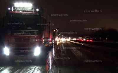 Verkehrschaos nach Wintergewitter in Sachsen: Autobahn A 72 dicht, auf mehr als 50 Kilometern ging rein gar nichts mehr, Eisglätte nach intensivem Wintergewitter: Winterdienst machtlos, mehrere Zentimeter Schnee in sehr kurzer Zeit, auch Nebenstraßen betroffen