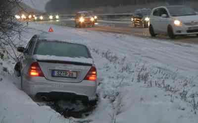 Schneechaos in Hessen: 20 Km Stau, Mercedes auf A 7 im Graben versenkt, extreme Glätte, Autofahrer on tape 