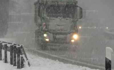 Unwetterwarnung vor Starkschneefälle in Bayern: 20 cm Neuschnee in wenigen Stunden, dichter Schneefall und viel Neuschnee an der A 93 bei Regensburg, bis zu 1 Meter Neuschnee werden erwartet: Autofahrer und LKW Fahrer kämpfen mit geringer Sicht und starken Schneefällen