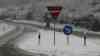 Unwetterwarnung vor Starkschneefälle in Bayern: 20 cm Neuschnee in wenigen Stunden, dichter Schneefall und viel Neuschnee an der A 93 bei Regensburg, bis zu 1 Meter Neuschnee werden erwartet: Autofahrer und LKW Fahrer kämpfen mit geringer Sicht und starken Schneefällen