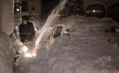 Schneechaos und Schneemassen in Österreich: Schneefräsen müssen PKWs freifräsen, Autos von Schneemassen regelrecht verschluckt, bis zu 1 Meter Neuschnee in wenigen Stunden, Tourist: „Mein Auto findest du nicht mehr“: Starkschneefall auf Tauern Autobahn, LKW hängen auf Rastplatz auf der A 10 fest, Hotelier muss Fahrzeuge von Touristen mit Schneefräse freifräsen (on tape)