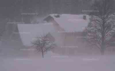 Schneechaos Österreich – massiver Schneesturm, hohe Lawinengefahr: Lifte stellen Betrieb ein, zahlreiche Straßen in den Skigebieten gesperrt, starker Schneesturm (live on tape), kilometerlanger Stau auf A 10 auf Grund des Wetters: Sehr hohe Lawinengefahr auf Grund des Sturm, Orkanböen auf den Bergen