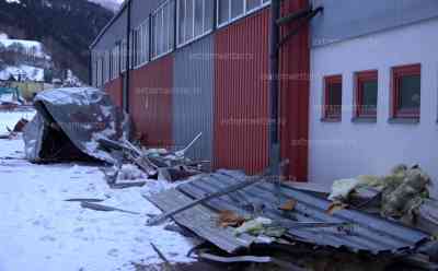 Orkanböen decken Sporthallendach ab: Steiermark von Orkan betroffen, Dach von Sportarena und Photovoltaikanlage vom Sturm abgedeckt, Sturm hält weiter an: Skigebiet Planneralm für Urlauber seit Donnerstag nicht mehr erreichbar, Urlauber können nicht mehr anreisen und abreisen
