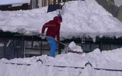 Schneemassen, Lawinenstufe 4 – extreme Verwehungen: Nach Schneechaos Skilifte fahren wieder, Autos, Terrassen, Bushaltestellen werden freigefräst, Ansturm auf Skigebiete nach Wetterchaos in Obertauern, Ski Fahrer: „Bei den Bedingungen kann man nicht abseits fahren, das ist ein Selbstmordkommando.“: Kaiserwetter nach mehrtägigen Wetterchaos in den Alpen, hohe Lawinengefahr, Arbeiter entfernen Schneemassen nach massiven Verwehungen, O-Töne Ski Fahrer