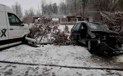 Glätte und Schneefall sorgen für zahlreiche Unfälle: Ford und Transporter krachen auf glatter Fahrbahn frontal, Feuerwehr muss mit hydraulischem Rettungsgerät tätig werden, Beifahrertür musste entfernt werden: Zwei z.T. schwerverletzte Fahrzeugführer bei Unfall in Oelsnitz bei Stollberg