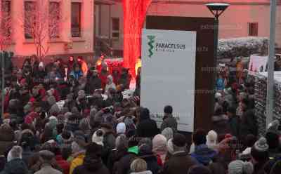 Mahnwache und Protest gegen Krankenhausschließung in Reichenbach: 800 Menschen zeigen Gesicht, Krankenhaus droht Schließung: Die Gesundheitsversorgung steht auf der Kippe, Notfallversorgung ist gefährdet, zahlreiche O-Töne