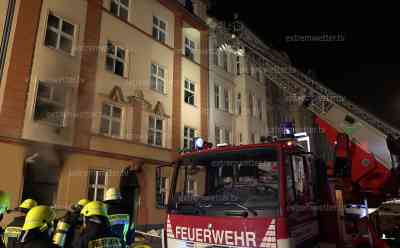 Explosion und Brand in Plauener Mehrfamilienhaus: Rollstuhlfahrer bei Feuer verstorben, mehrere Verletzte: Großaufgebot der Feuerwehren in Plauen, Mehrfamilienhaus vorerst nicht bewohnbar