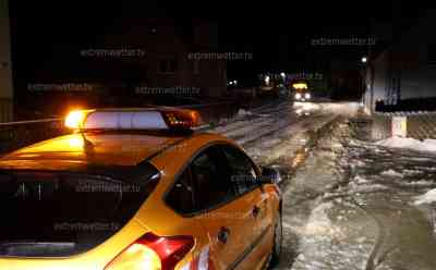 Strenger Frost – kälteste Nacht des Winters: Brunnenwasser ergießt sich über Straße, bei – 20 °C bildet sich sofort eine dicke Eisdecke, Schulweg ebenfalls betroffen: Ursache vermutlich Brunnenwasser einer angrenzenden Baustelle