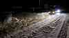 Strenger Frost – kälteste Nacht des Winters: Brunnenwasser ergießt sich über Straße, bei – 20 °C bildet sich sofort eine dicke Eisdecke, Schulweg ebenfalls betroffen: Ursache vermutlich Brunnenwasser einer angrenzenden Baustelle