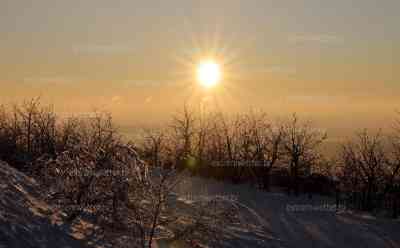 Traumhafter Wintersonnenuntergang und Eisnebensonne auf dem Fichtelberg: sehr wolkenreicher Winter lässt Vitamin D Spiegel bei vielen Menschen sinken, auch in den nächsten Tagen noch Sonnenschein und tolle Sonnenuntergänge möglich: Traumhaftes Winterwetter auf dem Fichtelberg inklusive Sonnenuntergang