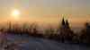 Traumhafter Wintersonnenuntergang und Eisnebensonne auf dem Fichtelberg: sehr wolkenreicher Winter lässt Vitamin D Spiegel bei vielen Menschen sinken, auch in den nächsten Tagen noch Sonnenschein und tolle Sonnenuntergänge möglich: Traumhaftes Winterwetter auf dem Fichtelberg inklusive Sonnenuntergang