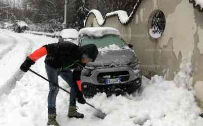 Pizzaschaufel zum Schneeschippen: Heftiger Wintersturm in Italien – Ein heftiger Wintereinbruch bringt 2 Meter Schnee auf Sizilien rund um Europas höchsten Vulkan, Anwohner greifen zur Pizzaschaufel um die Autos frei zu schippen: Schneeschippen auf sizilianisch - Heftiger Wintersturm trifft Italien