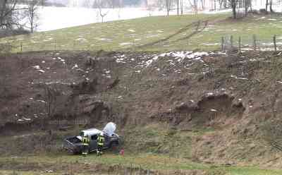 Schwerer Verkehrsunfall auf Grund Tauwetter: Tauwetter lässt Feld auftauen, Pickup fährt Steilhang hinauf, bevor sich das Profil mit Schlamm zusetzte, Pickup rutscht mehrere Meter rückwärts, überschlägt sich, vier Verletzte Personen: Rettungshubschrauber muss eine Person ins Krankenhaus fliegen, Pickup rutscht fast 100 Meter unkontrolliert rückwärts