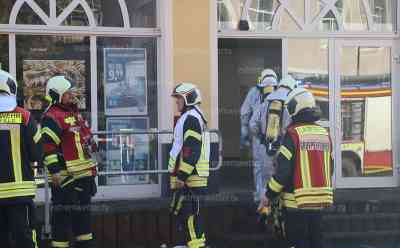 Postfiliale in Schwarzenberg evakuiert– Gefahrguteinsatz: Mitarbeiter nehmen ätzenden Geruch war, Mitarbeiter evakuieren Postfiliale, Feuerwehr untersucht mit Spezialanzügen Pakete: Mit mehreren Messgeräten werden verschiedene Päckchen untersucht, keine Feststellung nach mehr als zwei Stunden