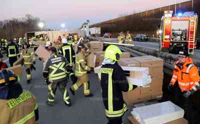 Schwerer LKW Unfall A 72 bei Stollberg/Erzg.:mit Möbel beladener LKW  durchbricht Mittelleitplanke und liegt quer über alle Fahrspuren, Autobahn blockiert: Diesel läuft aus, Feuerwehr im EinsatzAutofahrer sollte Stollberg Nord abfahren, Sperrung dauert aktuell an