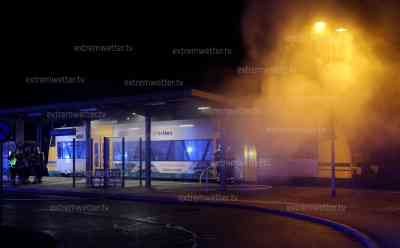 Flammeninferno während Zugfahrt: Fahrgäste bemerken dichten Qualm im Triebwagen und informieren Zugführer, dieser stoppt die Vogtlandbahn im Bahnhof, danach brennt der Triebwagen lichterloh (live on tape): Horrorszenario für jeden Fahrgast – Zugführer unternimmt noch Löschversuche, Feuerwehr muss Vollbrand löschen, zum Glück keine Verletzten