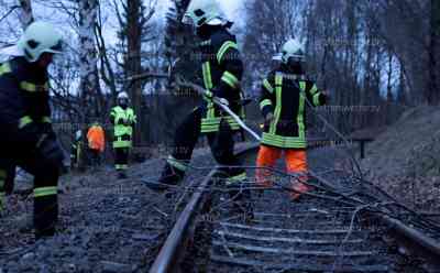 Sturmtief „Ulf“ zieht über Deutschland hinweg: Feuerwehr muss Baum fällen und von Gleis der Erzgebirgsbahn entfernen: Böen über 100 km/h auf den Bergen, Bahnstrecke gesperrt