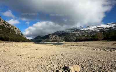 Mallorca droht Dürre-Alarm: Wasserversorgung gefährdet – Schlimmer Dürresommer möglich, Rekord-Tourismusjahr erwartet, dabei fehlt das Wasser – Stauseen trotz Unwetter bereits jetzt schon extrem tief, Regen im Herbst und Winter ausgeblieben, Experten im O-TON: Erste Hitzetage am Wochenende in Spanien erwartet - Droht der Urlaubsinsel ein massiver Dürresommer? Generaldirektorin der Wasserversorgung im O-TON sehr besorgt