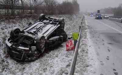 Schneechaos in Sachsen (II): PKW überschlägt sich auf A 72, selbst der Winterdienst steckt im Stau fest, stundenlang ging nichts voran: Unfälle behindern den Verkehr zwischen Hof und Chemnitz, Autobahn teils spiegelglatt