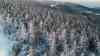 Tiefster Winter am meteorologischen Frühlingsanfang: Wintermärchen im Erzgebirge, keine Spur von Frühjahrsblüher, eisige Aufnahmen vom Fichtelberg, Sonnenuntergang im Zeitraffer: Drohnenaufnahmen zeigen Sonnenuntergang und tiefverschneite Landschaft im Erzgebirge
