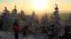 Tiefster Winter am meteorologischen Frühlingsanfang: Wintermärchen im Erzgebirge, keine Spur von Frühjahrsblüher, eisige Aufnahmen vom Fichtelberg, Sonnenuntergang im Zeitraffer: Drohnenaufnahmen zeigen Sonnenuntergang und tiefverschneite Landschaft im Erzgebirge