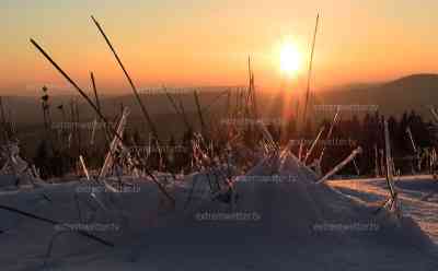 Tiefster Winter am meteorologischen Frühlingsanfang: Wintermärchen im Erzgebirge, keine Spur von Frühjahrsblüher, eisige Aufnahmen vom Fichtelberg, Sonnenuntergang im Zeitraffer: Drohnenaufnahmen zeigen Sonnenuntergang und tiefverschneite Landschaft im Erzgebirge
