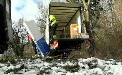 Wintereinbruch – dutzende Unfälle in Norddeutschland: LKW fällt Verkehrszeichen und landet auf Leitplanke, LKW muss mühevoll per Hand entladen werden, bevor er geborgen werden kann: Interview mit Abschleppunternehmen: „Haben jede Menge zu tun, der Winter soll in den Bergen bleiben“