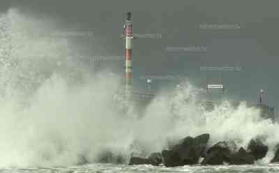 Sturmtief „Cornelis“ fegt mit orkanartigen Böen über die Ostsee hinweg: Aktuelle Sturmaufnahmen aus Wustrow, Touristin: „Man fliegt fast weg und Luft kriegt man auch ganz schwer“, Sandsturm an der Küste, Menschen im Sturm mit Schal und Mütze: Sandsturm lässt Menschen kaum nach vorn blicken (on tape), Ostsee vom Sturm aufgefühlt, hoher Wellengang (on tape)