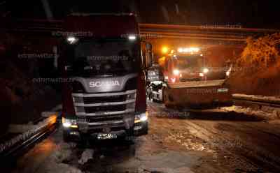Schneechaos in Hessen: dutzende LKW bleiben liegen, Winterdienst kippt Salzberge vor LKW ab, LKW Fahrer kippen Salz mit bloßen Händen unter LKW, Polizei muss Auffahrt zur A 44 sperren, 10 cm Neuschnee in kurzer Zeit: Anwohner kämpfen gegen Wintereinbruch, starker Schneefall live on tape, zahlreiche Behinderungen auf den Straßen oberhalb 300 Meter 