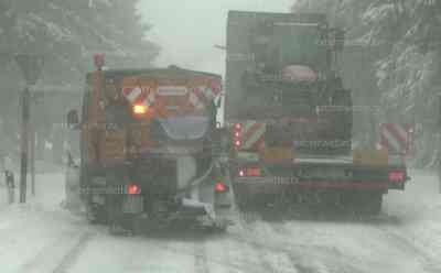Schneechaos hält an: Intensive Schneefälle lassen LKW-Fahrer im Erzgebirge verzweifeln und streuen per Hand die Straße, Schneeketten müssen aufgezogen werden (on tape), Winterdienst im Dauerstress, LKW Räder drehen durch, Starkschneefälle live on tape: LKW-Fahrer verzweifelt: „Ich bin kurz vorm Ziel, ich musste per Hand die Straße salzen“