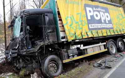 Schwerer LKW Unfall auf S 255: Zwei LKW kollidieren, ein LKW landet im Graben, Fahrer im Führerhaus eingeklemmt und durch Feuerwehr befreit, zwei z.T. schwerverletzte LKW Fahrer: S 255 stundenlang gesperrt, Unfallursache unklar, zum Unfallzeitpunkt herrschte Nebel und Starkregen