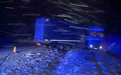 Schneechaos in Sachsen – Autobahnen dicht: LKW verunfallt auf A 72 bei Stollberg, LKW will anderen LKW überholen und stellt sich quer, LKW rutscht in Straßengraben: Zahlreiche Streckenabschnitte auf A 72 und A 4 gesperrt, Schneefälle bis ins Tiefland