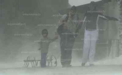 Schneeorkan im Erzgebirge: Orkanböen von bis zu 133 km/h, Schneesturm und white out am Fichtelberg, Menschen laufe mit Skiern auf Bundesstraße, null Sicht für Autofahrer: Menschen und Kinder im Schneeorkan auf dem Fichtelberg