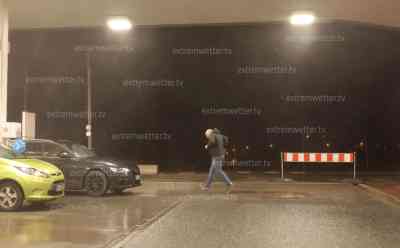 Unwetterfront fegt über Ostdeutschland hinweg: Intensive Blitzshow, schwere Sturmböen und heftiger Starkregen beenden Kurzfrühling in Deutschland, Menschen rennen unter Tankstelle zu ihren Autos: Gischt, Regen und schwere Sturmböen live on tape, größere Schäden blieben aus