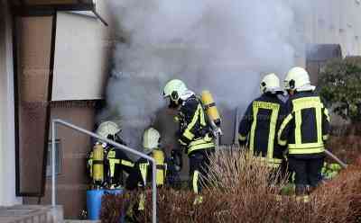 Kellerbrand – 18 Verletzte – Katastrophenschutz alarmiert, Menschen über Drehleiter gerettet (live on tape): 50 Personen mussten aus verqualmtem Mehrfamilienhause evakuiert werden, 18 Verletzte Bewohner: Feuerwehr im Großeinsatz, dichter Rauch und Flammen schlagen aus den Kellerräumen