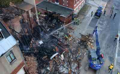 Wohnhausexplosion fordert Todesopfer: Wohnhaus bei Explosion komplett zerstört, Trümmer fliegen meterweit, Mieter tot am Morgen geborgen, weiteres Wohnhaus gerät in Flammen (live on tape): Feuerwehr mit 100 Kameraden im Großeinsatz, THW unterstützt bei Bergemaßnahmen