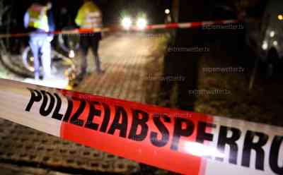 Feuerwehr verunfallt auf Einsatzfahrt: Feuerwehr muss nach Fahrradsturz Landeplatz ausleuchten, zweites Feuerwehrauto übersieht haltenden PKW und kracht mit hoher Geschwindigkeit ins Heck: Feuerwehrkamerad konnte stehendem PKW nicht mehr ausweichen, zwei Verletzte Personen im PKW, Radfahrer schwer verletzt