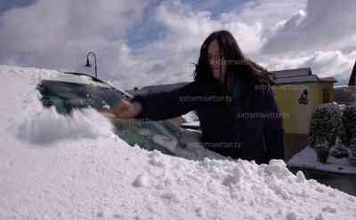 Wintereinbruch kurz vor Ostern:  Auto muss von Schnee befreit werden, Narzissen mit dicker Schneeschicht bedeckt, Schneeverwehungen mitten im Frühling: 5 cm Neuschnee lassen Gegend um Annaberg-Buchholz in ein Winterkleid tauchen