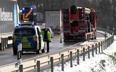Schneechaos legt Verkehr auf Sachsen Autobahn lahm: Wintergewitter, Glatteis verursachen über 50 Km Stau auf A 4, LKW sind liegengeblieben, Nebenstrecken selbst am Vormittag noch überlastet: Winterdienst von Schneefällen bis ins Flachland sichtlich überrascht, selbst am Vormittag noch 25 km Stau und stockender Verkehr