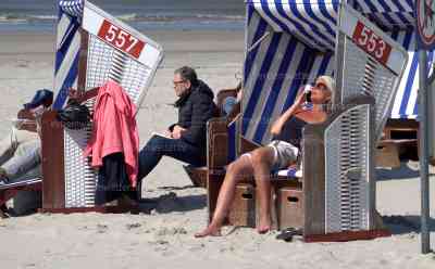 Traumwetter auf Deutschlands Inseln: Touristen baden in der Nordsee – Endlich Frühling und Sonne satt, Kaiserwetter auf der Insel Norderney – O-TÖNE Urlauber genießen die Sonne im Strandkorb, beim Kite-Surfen und in den Cafes, traumhafter Sonnenaufgang über dem Meer: Kaiserwetter und Frühlingsluft an der Nordsee – Am Samstag dann fast überall 20 Grad im Land