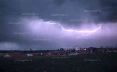 Blitzshow in Südbayern: Kräftige Frühlingsgewitter beenden den Frühling in Bayern, imposante Blitzshow erhellt den Nachthimmel: Intensive Blitzentladung, Erdblitze und Wolkenblitze bei Landsberg am Lech