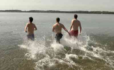 Wärmste Tag des Jahres – Menschenmassen genießen Frühling: Menschen springen in eiskalten Cospudener See und suchen Abkühlung, Voxpops „Super Wetter, erst kalt jetzt richtig schön warm“: Männergruppe rennen zur Abkühlung in eiskalten See (on tape), Menschen warteten wochenlang auf Frühlingswetter