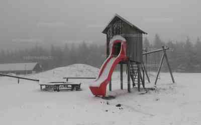 Wintereinbruch nach Frühlingswetter: Voxpops: „Wir wollten am Wochenende mit der Sommersaison anfangen, das ist eine Überraschung heute“, vor 3 Tagen Frühling, heute Schneefall – 3 cm Neuschnee auf dem Fichtelberg: Fichtelberg tiefwinterlich verschneit, Winterreifen sollten noch immer nicht verstaut werden, Menschen warten auf Frühlingswetter